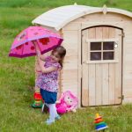4 důvody, proč dětem pořídit na zahradu domeček